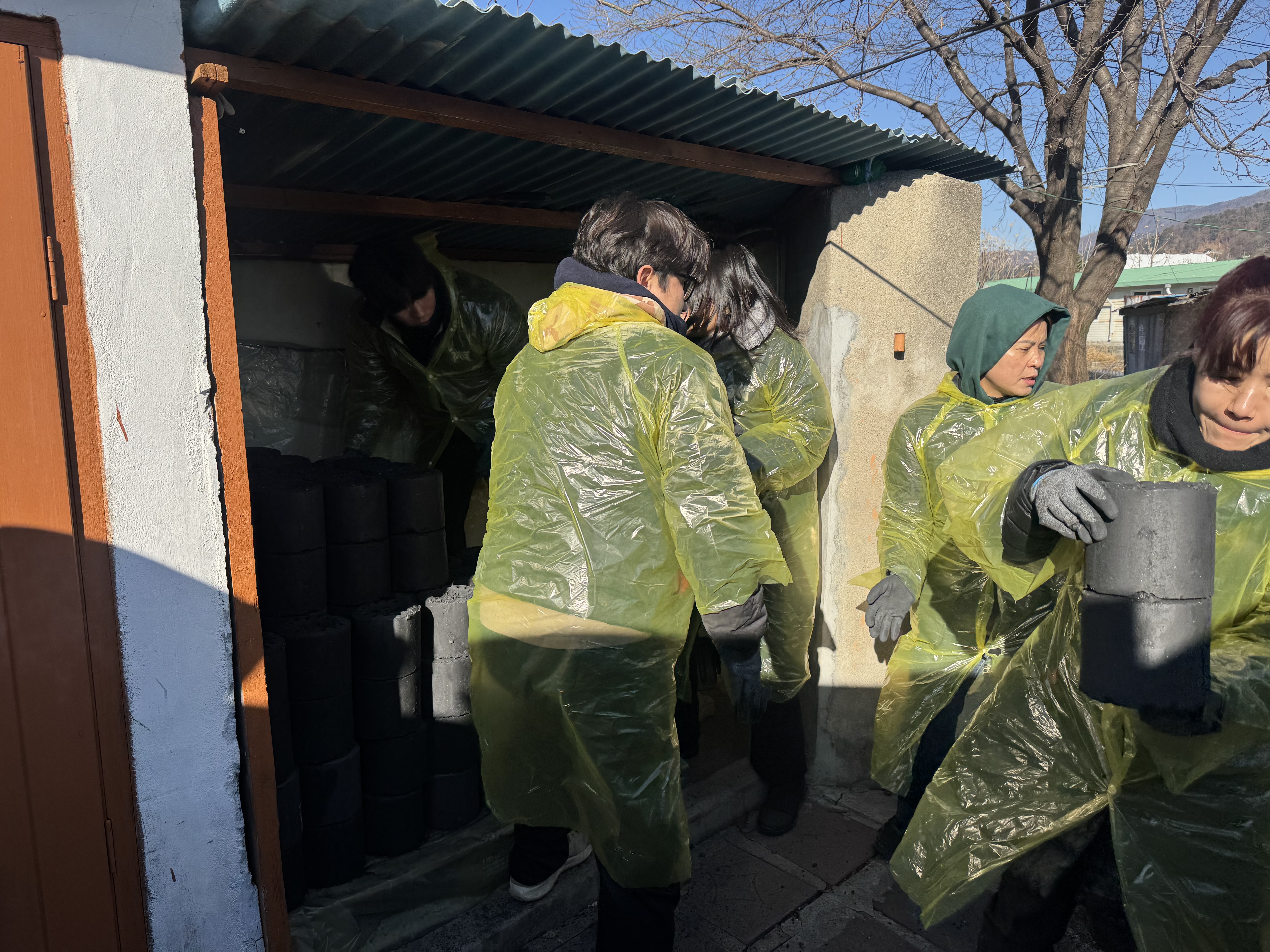 연탄 나눔 활동 사진